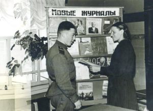 Е. Галкина с читателем у выставки